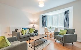 Modern, City Living Apartments- Private Parking